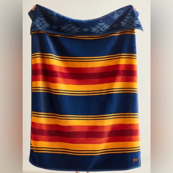 New Sealed Pendleton Reversible Plush Throw Blanket 50" x 70" Grand Canyon Blue - Picture 1 of 5